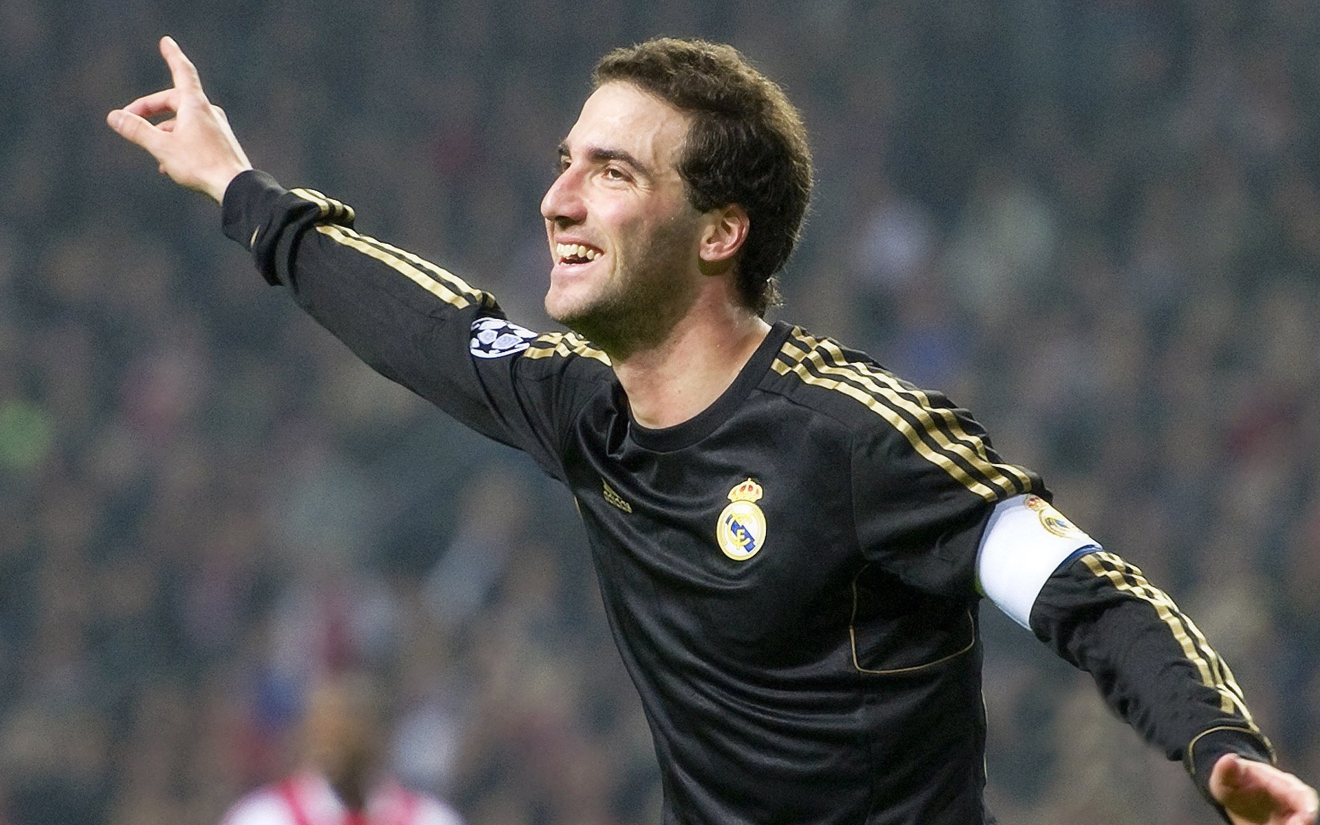 全明星赛四强战对决在即！山东泰山演练定位球，密尔沃基雄鹿密集防守应对-爱游戏